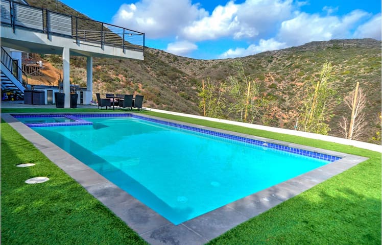 Stunning Ocean Views! Pool & Spa! Close to Beach!