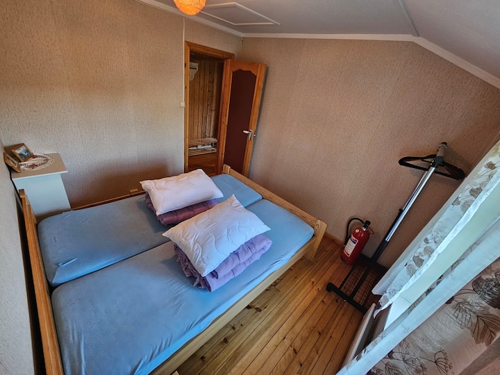 Spálňa s manželskou posteľou 150 cm, pre dve osoby