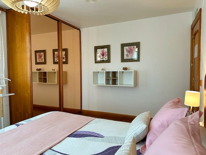 Manželská posteľ 1,50  cm,
Skriňa, zasklenie.
Prístup na vyhliadku na balkón.