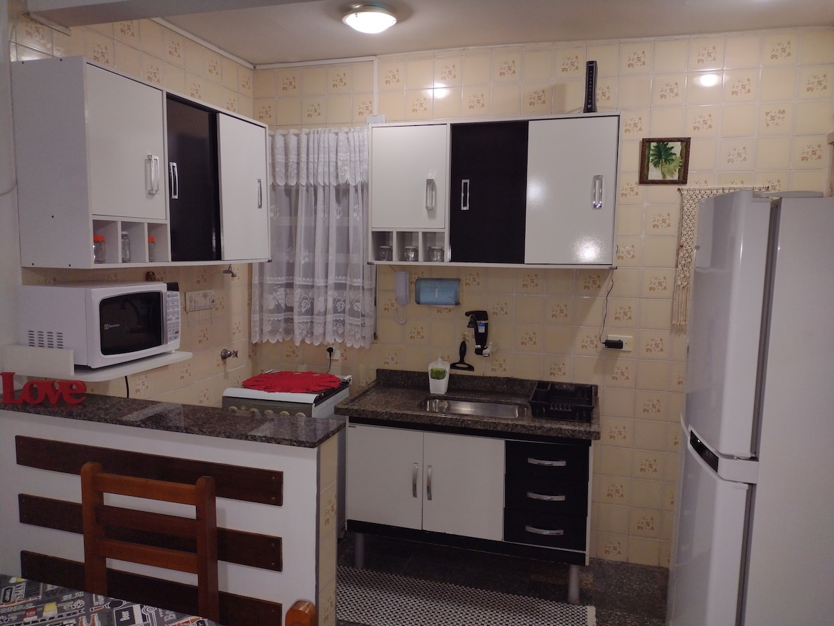 Top Airbnb: Apartment 100 meters from the beach, everything close by, *parking space em São Paulo