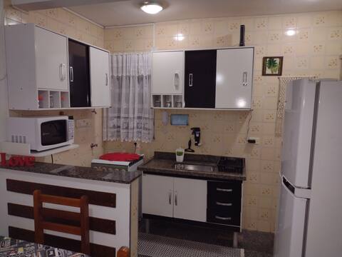 Top Airbnb: Apartment 100 meters from the beach, everything close by, *parking space in Praia Grande