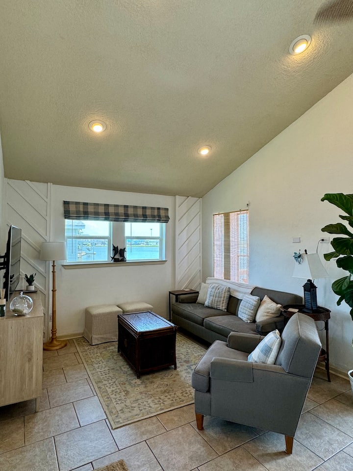 Cozy Canal House, Sleeps 4, Great Views - Jamaica Beach, TX