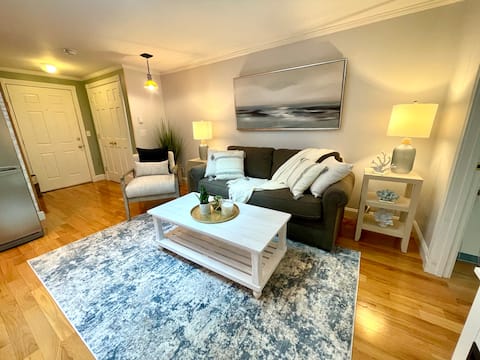Top performing Airbnb: Newly designed one-bedroom condo- heart of OGT in Kennebunkport / Southern Maine Coast
