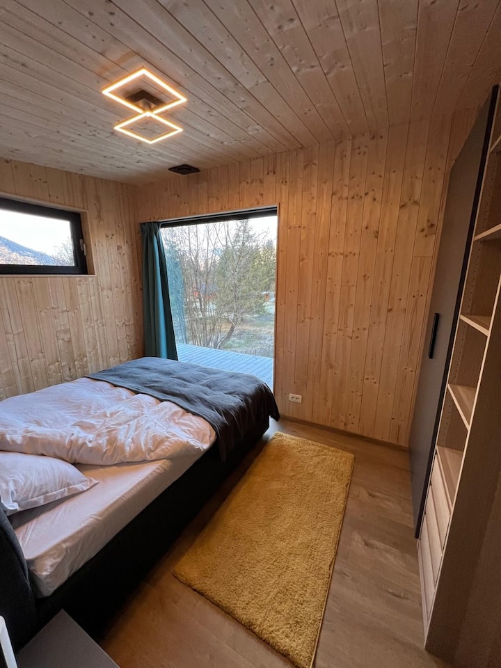 1 manželská posteľ