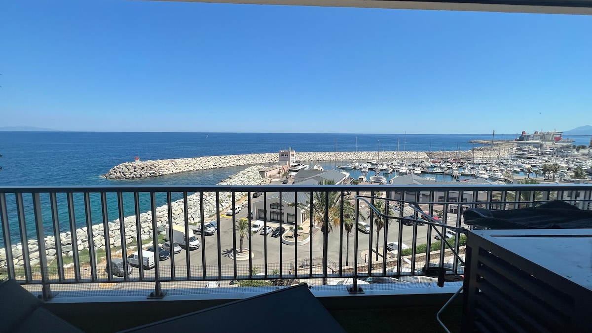 Apartment facing the sea...