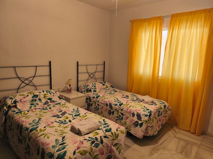 Dormitorio con dos camas de 90cm. Estufa y ventilador de techo.