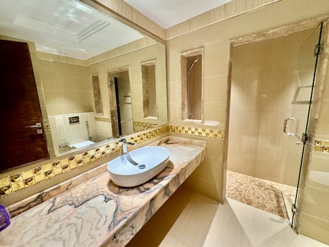 Deira. Luxurious unit near metro