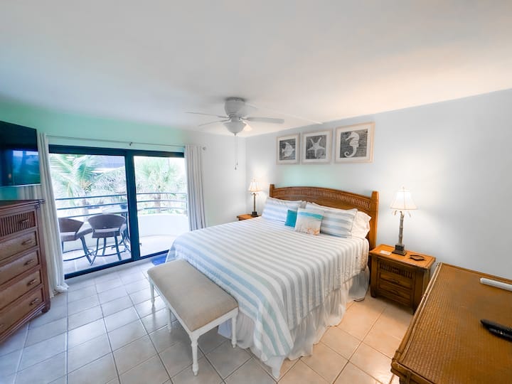 Suite principal del apartamento Juno 301, amplio balcón con hermosas vistas al mar, TV, colchón nuevo, almohadas, sábanas y toallas cada 30 días de alquiler. 