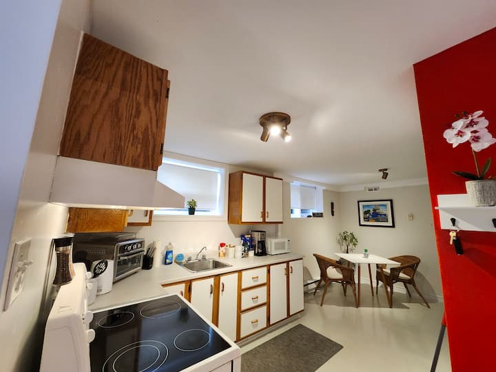 Cuban Corner Suite With Queen Bed And Full Kitchen - Newfoundland and Labrador