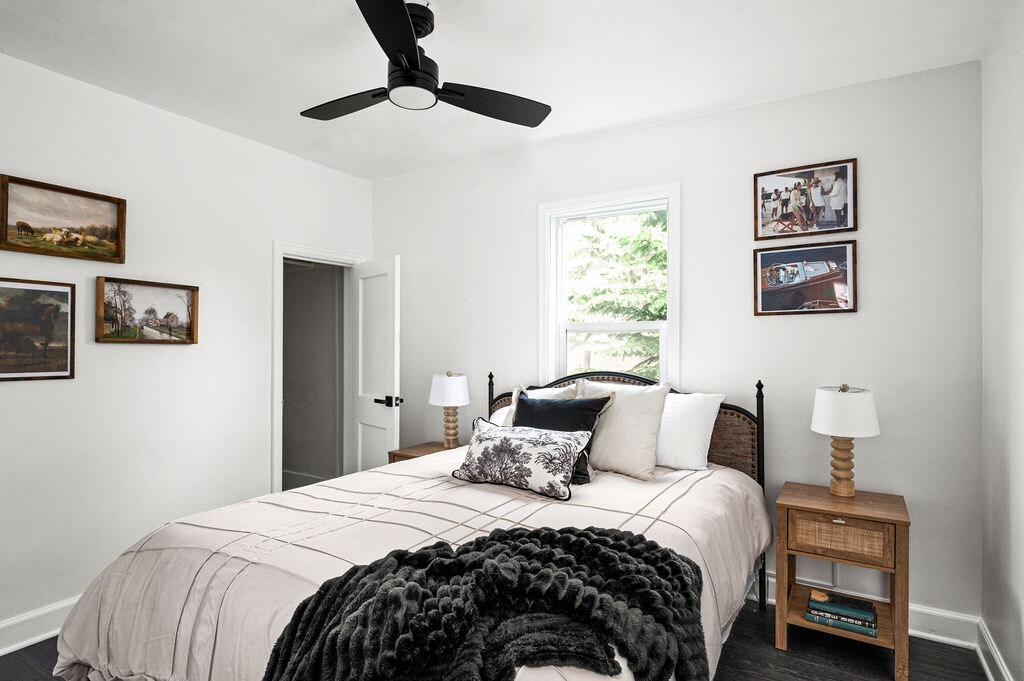 Двойно легло, оборудвано с плоскоекранен телевизор на основното ниво