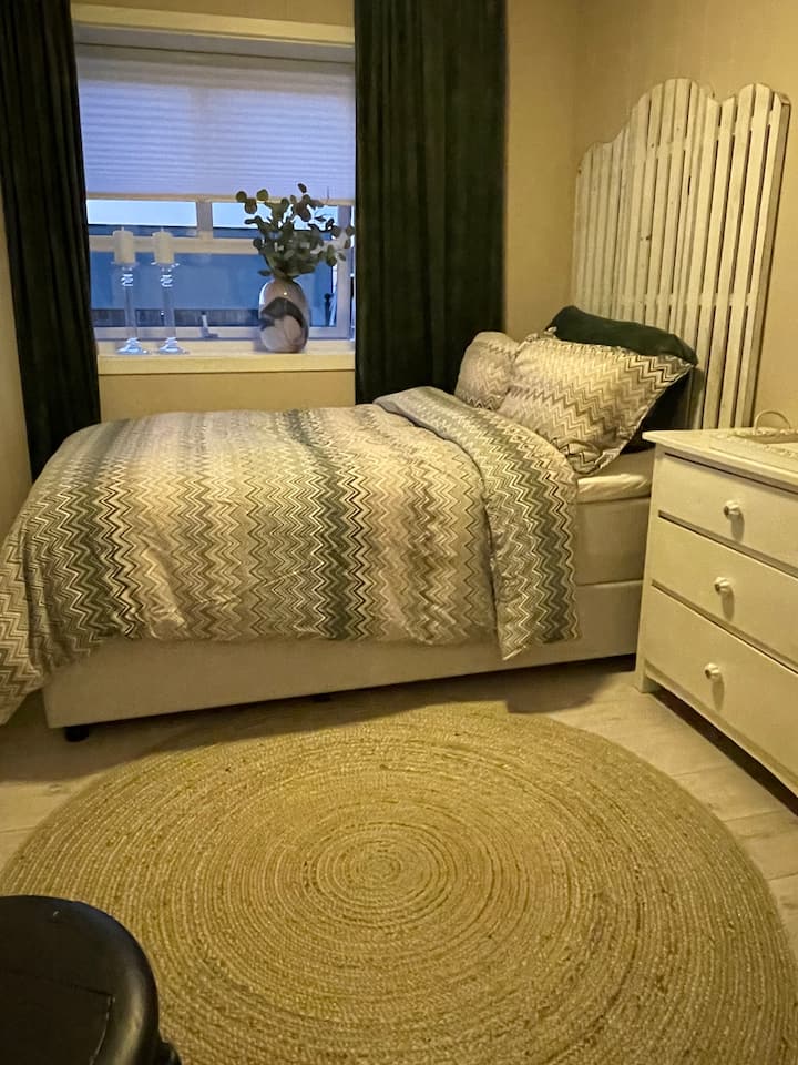 Habitación tranquila con una cama cómoda: duerme bien toda la noche.