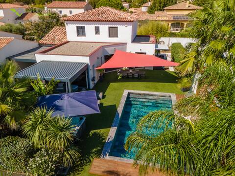 Villa with pool and hot tub