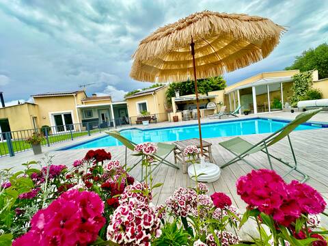 Villa avec cuisine extérieure donnant sur piscine