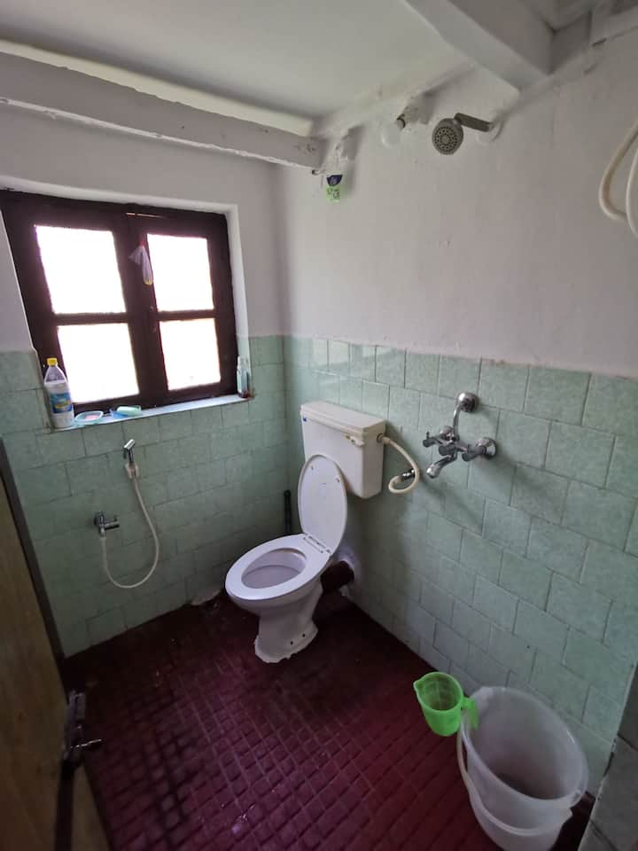 Full bathroom image 1
