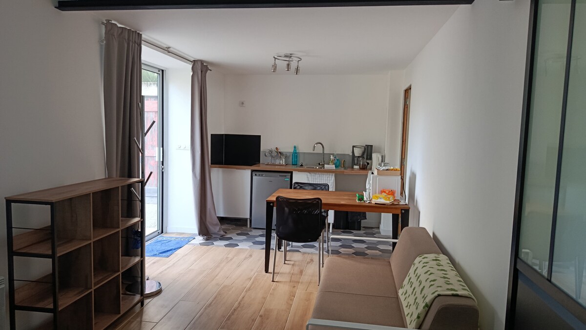 Airbnb performant: Independent studio ground floor, private entrance and exit à Valence