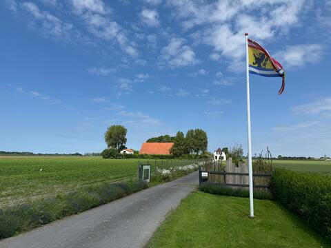 ‘COOL’cottage, in the middle of the fields.