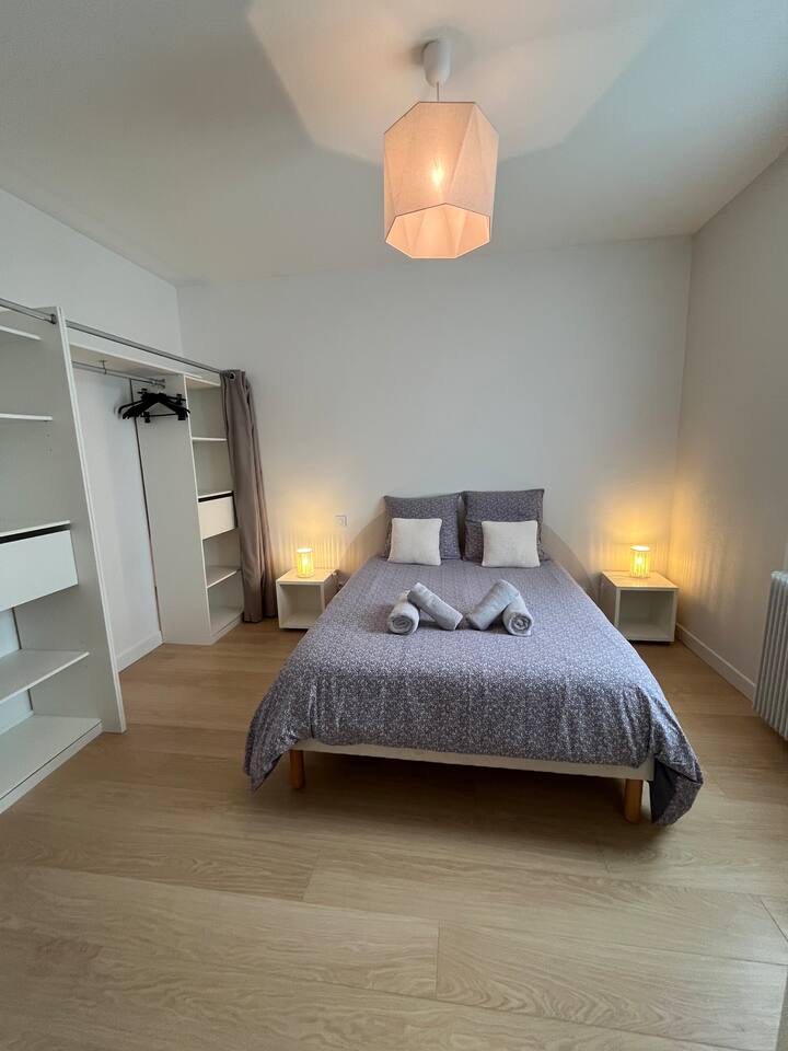 Кревет за 2 лица 140. Способност за ставање детско креветче. Голема соблекувална. Гардеробер, телевизор, камериер