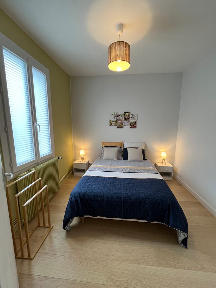 Дупли кревет 140, шкаф за складирање, закачалки, мал гардеробер, камериер. Обезбедена е постелнина