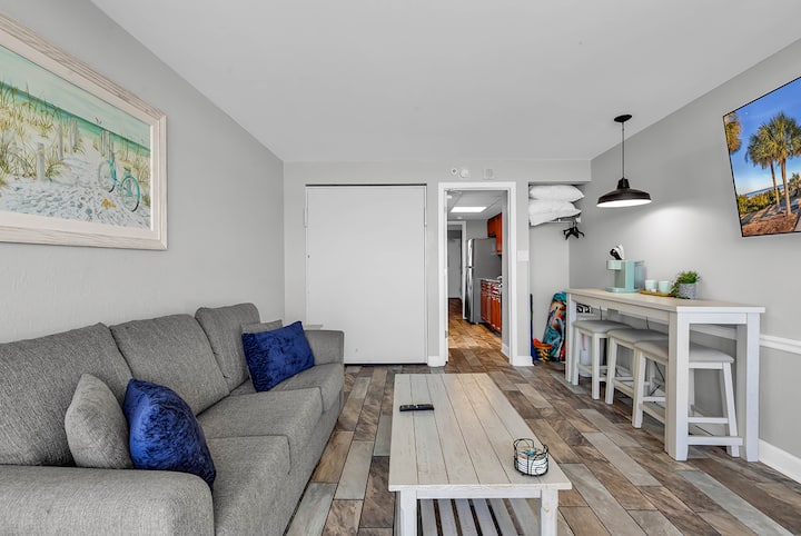 New Listing! Oceanview, King Bed, Couples - Myrtle Beach, SC