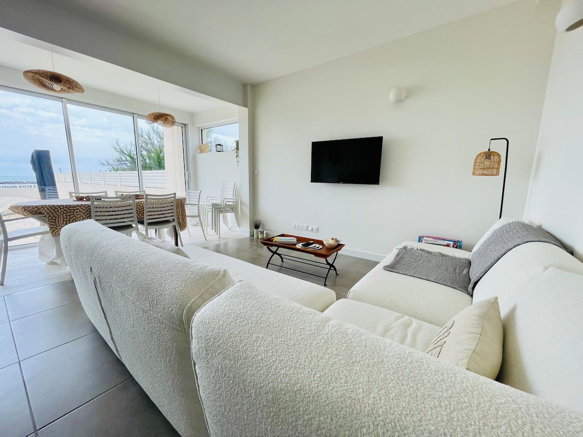 Popular Airbnb listing: "Valbrise" VILLA Sea View/Beach & Private Parking/Air Conditioning in Mauguio