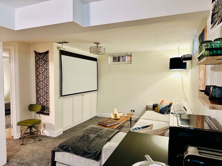 Relájate en el cómodo sofá con forma de nube y mira una película en el proyector