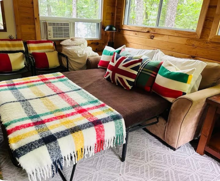 Спална соба 3 која служи и како светла, пријатна соба за сончање со двоен кауч на кој може да се сместат 2 лица. Совршено за мај-октомври и удобно за користење во текот на целата година со електричен ѕиден грејач и клима-уред за прозорци. ЗАБЕЛЕШКА: предните и задните надворешни врати од овој простор до патеката и терасата.