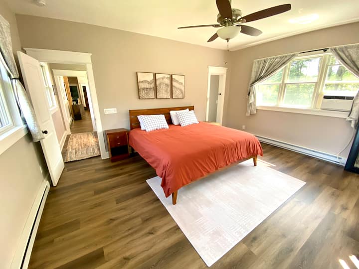 Sve glavne spavaće sobe imaju stropne ventilatore, svježu posteljinu i druge sadržaje. 