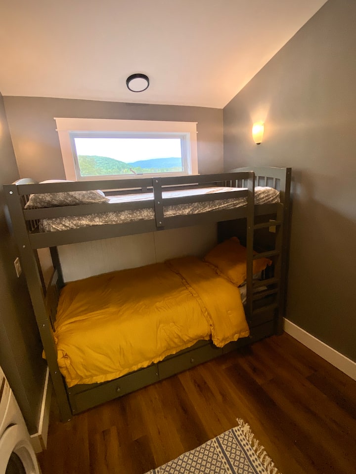 Soba na kat nalazi se izvan blagovaonice kroz klizna džepna vrata.  Krevet za jednu osobu s krevetom na izvlačenje (nije na slici) za spavanje do 3 osobe. Ova prostorija ima vlastitu podnu toplinu. Prozor se otvara široko, a tu je i mali ventilator. 