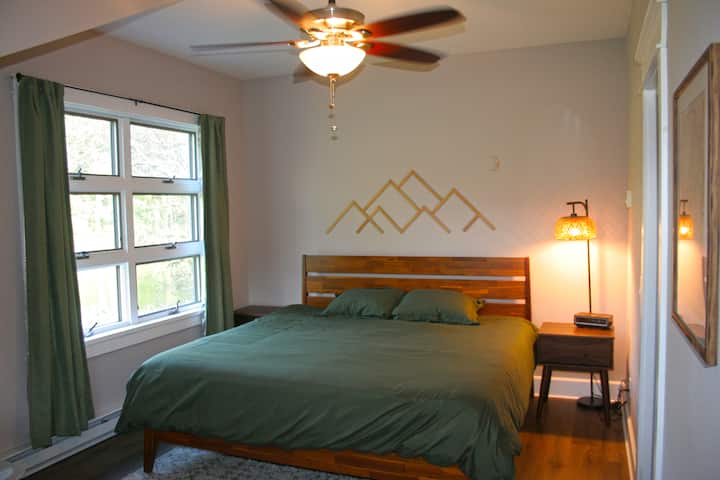 Ova bračna soba na glavnoj etaži nudi neometan pogled na rijeku i planine te namjenski radni prostor. Pojedinačno regulirano grijanje i klima-uređaj 