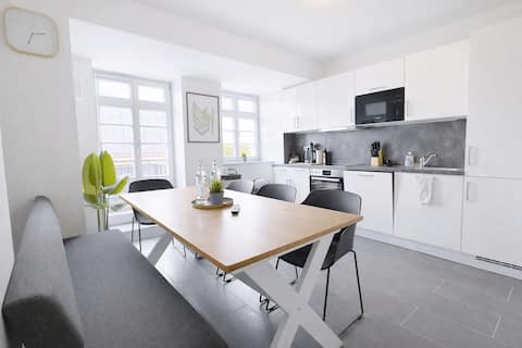 Larooms - CS01 - 7 single beds, 2 parking space