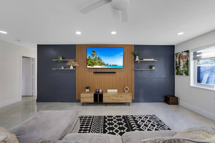Modern Hollywood Oasis • Sleeps 8 • Near Beach - Hollywood, FL