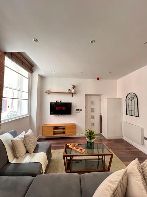 Top performing Airbnb: 2 Bed Cosy Retreat + FREE Secure Parking in Castle