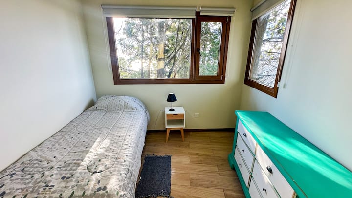 غرفة في الطابق الأرضي. يحتوي على سرير للبالغين، 1.9 م × 0.9 م، وتحته ينزلق سريرًا آخر، للضيف السادس، 1.73م × 0.8 م (لا يتسلق، ويبقى على مستوى الأرضية. يفضل أن يكون هذا السرير لطفل أو مراهق).