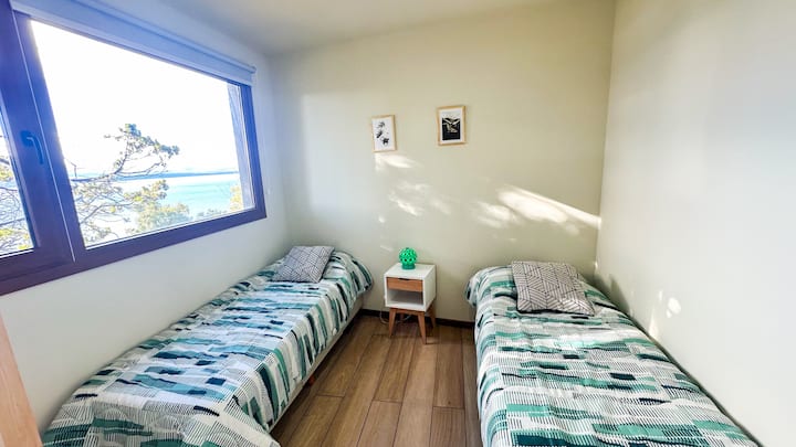 غرفة في الطابق الأرضي بسريرين مريحين 1.9 م × 0.9 م لكل منهما.
