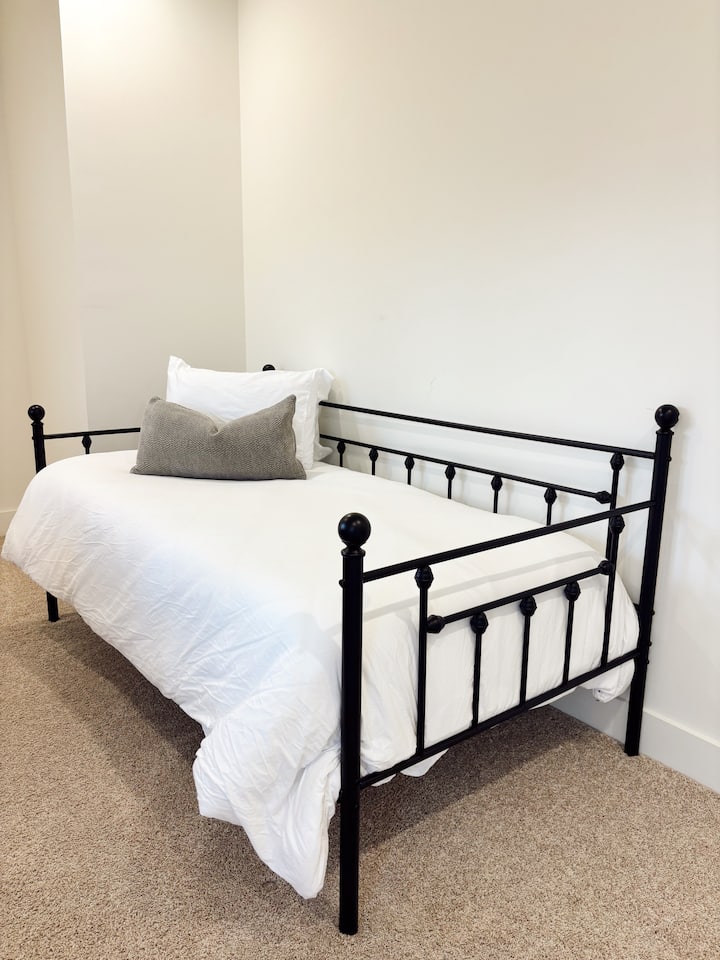 ห้องนอนชั้น 2 มีเตียงแฝดที่อบอุ่นเหมาะสำหรับผู้เข้าพักคนเดียวหรือเด็ก เรียบง่ายและสะดวกสบาย มีที่พักผ่อนที่เงียบสงบพร้อมเครื่องนอนนุ่มๆ ทำให้เป็นที่พักที่ยอดเยี่ยมสำหรับการพักผ่อนและเติมพลังระหว่างเข้าพัก 