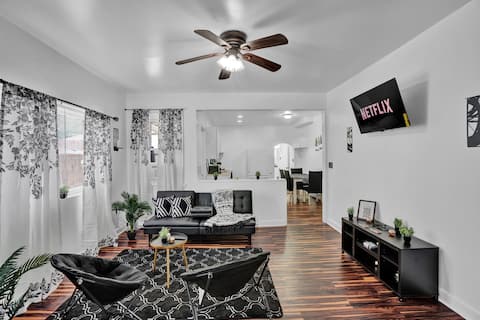 Ppl center near! Secure parking ,1st flr unit