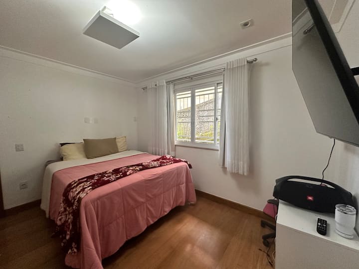 Izba s manželskou posteľou + 1 jednolôžko (ak je to potrebné) + kúpeľňa a ventilátor 