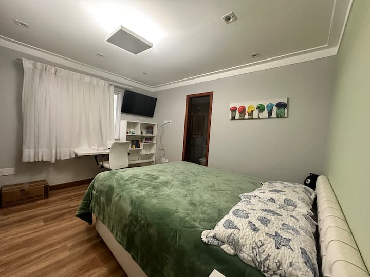 Izba s manželskou posteľou, kúpeľňou a ventilátorom 