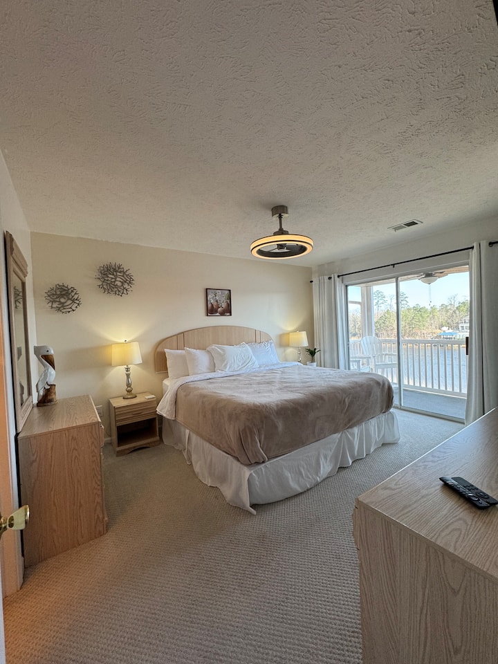 King Suite- Hyrje në ballkon, pamje madhështore, raft valixhesh, pasqyra të mëdha, televizor inteligjent, dyshek mbretëror i preferuar për vizitorët dhe ventilator tavani i preferuar për vizitorët! 