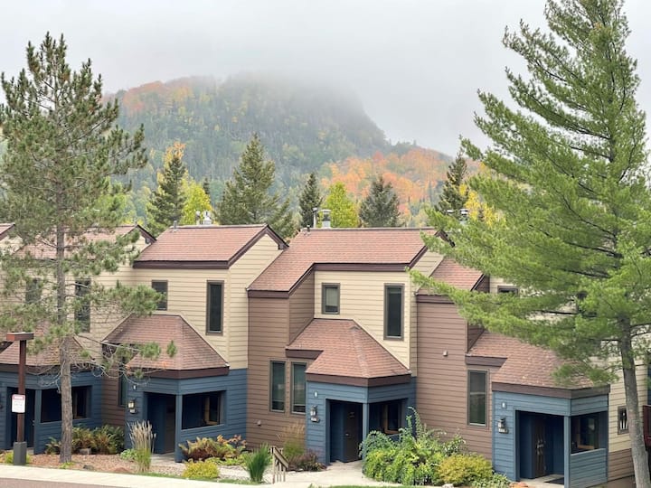 Hillside Hideaway | Ski-in/ski-out| Pool & Hot Tub - Lutsen, MN