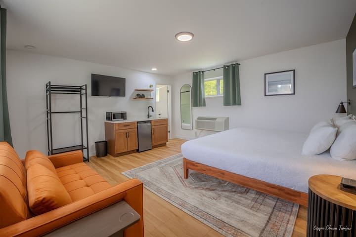 Pet Friendly King Suite At The Inn At Shady Pines - St. Ignace, MI