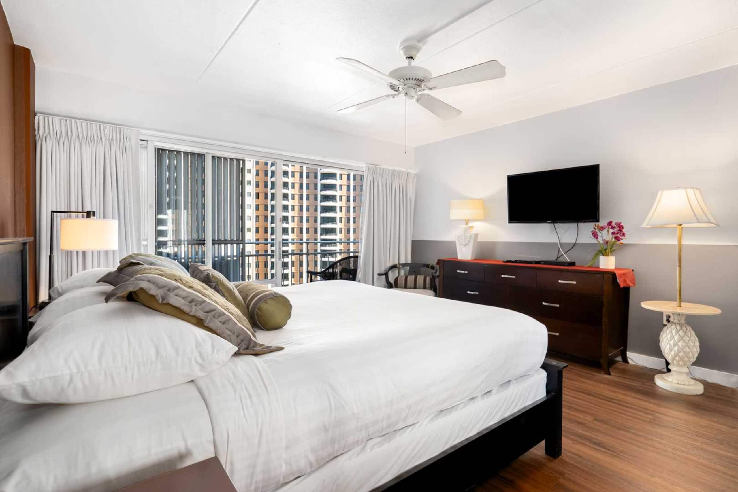 Ilikai Resort Ocean, Lagoon & Fireworks  2 Bedroom - Image 15