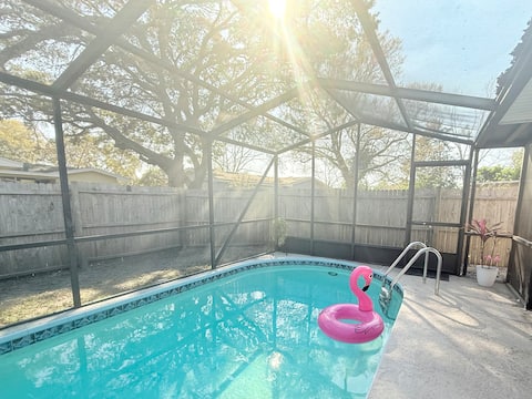 The Beach Hive
- Pool Home
Cozy•Clean•Convenient