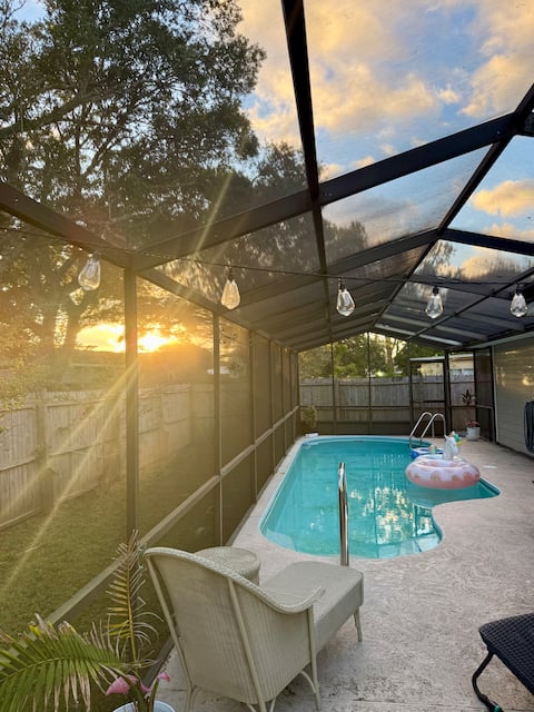 The Beach Hive
- Pool Home
Cozy•Clean•Convenient