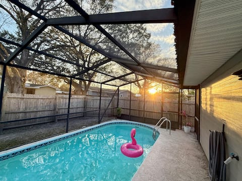 The Beach Hive
- Pool Home
Cozy•Clean•Convenient