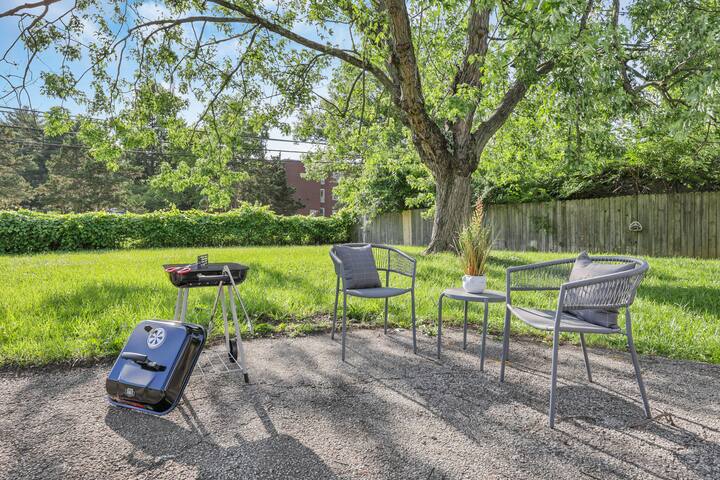 Newly Renovated! 4bd/2bth Centrally Loc’d, Fenced! gallery image 5