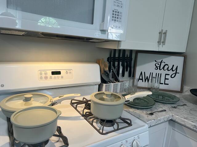 Newly Renovated! 4bd/2bth Centrally Loc’d, Fenced! gallery image 2