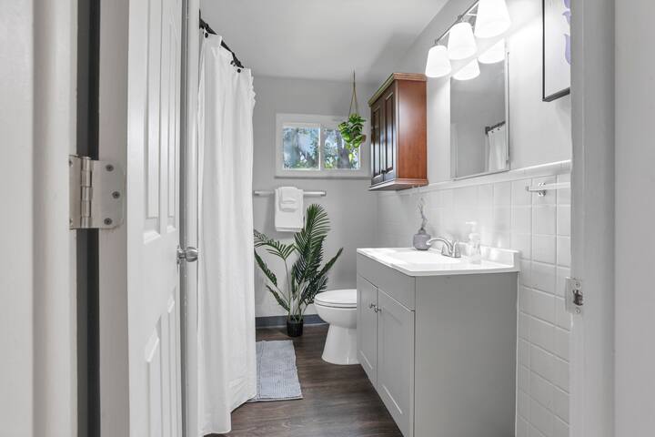 Newly Renovated! 4bd/2bth Centrally Loc’d, Fenced! gallery image 4