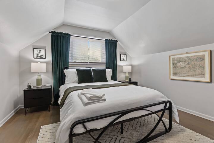 Newly Renovated! 4bd/2bth Centrally Loc’d, Fenced! gallery image 3