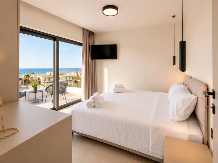 First Floor - Bedroom 3 with two single beds (convertible into a king-size bed) and balcony with beautiful sea views